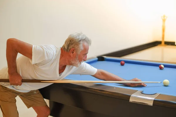 Beyazların Portresi Spor Kulübünde Bilardo Masasında Bilardo Oynayan Yaşlı Bir — Stok fotoğraf
