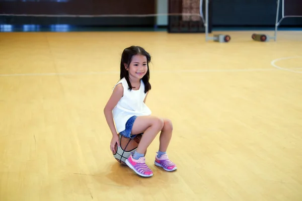 Retrato Bonito Ásia Pequena Criança Menina Jogar Basquete — Fotografia de Stock