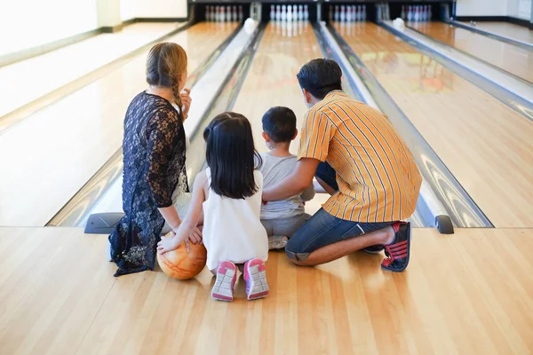 Asiático Familia Jugando Bowling Juntos — Foto de Stock