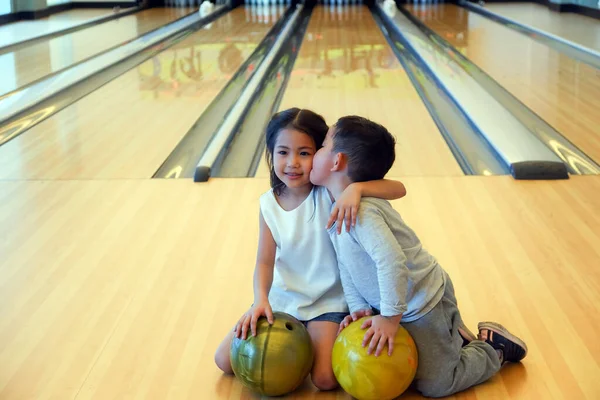 Porträt Süß Asiatisch Klein Kind Mädchen Und Junge Playing Bowling — Stockfoto