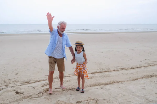 Asiático Lindo Pequeño Chica Caucásico Viejo Hombre Relajante Playa — Foto de Stock