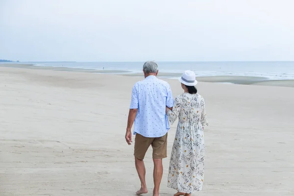 Retrato Ásia Sênior Mulher Caucasiano Idade Homem Relaxando Juntos Praia — Fotografia de Stock