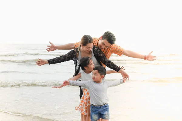 Azjatycka Rodzina Bawić Się Razem Plaży Podróżować Morzu Tajlandia — Zdjęcie stockowe