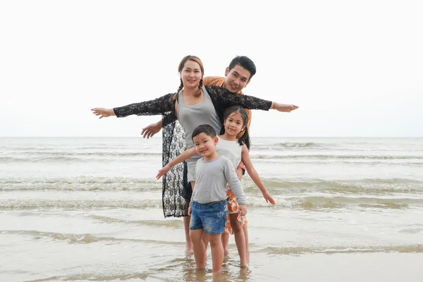 Asiatische Familie Haben Spaß Zusammen Strand Reisen Das Meer Thailand — Stockfoto