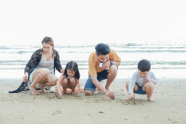 Familia Asiática Divertirse Juntos Playa Viajar Por Mar Tailandia — Foto de Stock