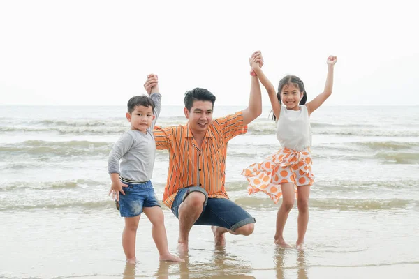Familia Asiática Divertirse Juntos Playa Viajar Por Mar Tailandia — Foto de Stock