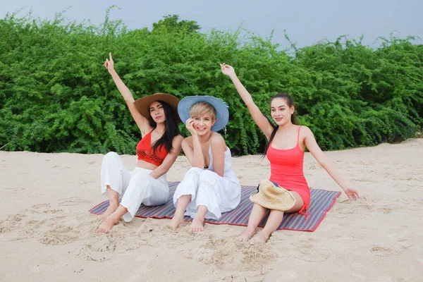 Porträt Drei Asiatische Frauen Freundinnen Einer Mädchengruppe Die Zusammen Strand — Stockfoto