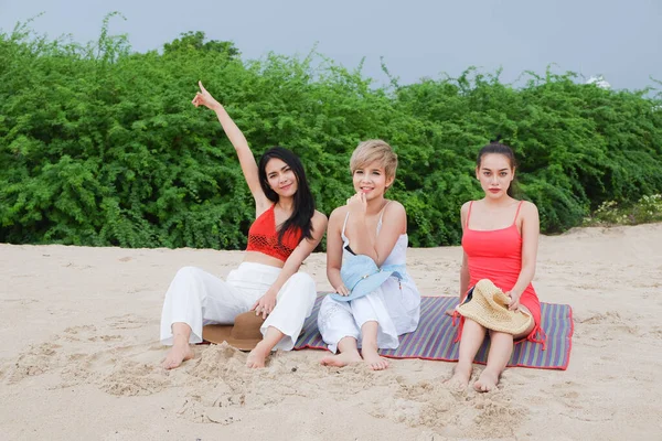 Porträt Drei Asiatische Frauen Freundinnen Einer Mädchengruppe Die Zusammen Strand — Stockfoto