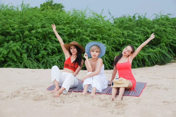 Портрет Трьох Азіатських Жінок Подруги Групи Дівчат Розважаються Разом Пляжі — стокове фото