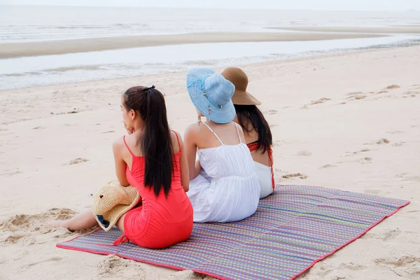 Portret Trzech Azjatek Dziewczyny Grupy Przyjaciół Zabawy Razem Plaży — Zdjęcie stockowe