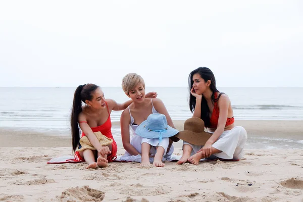 Retrato Tres Mujeres Asiáticas Chicas Grupo Amigos Divirtiéndose Juntos Playa — Foto de Stock