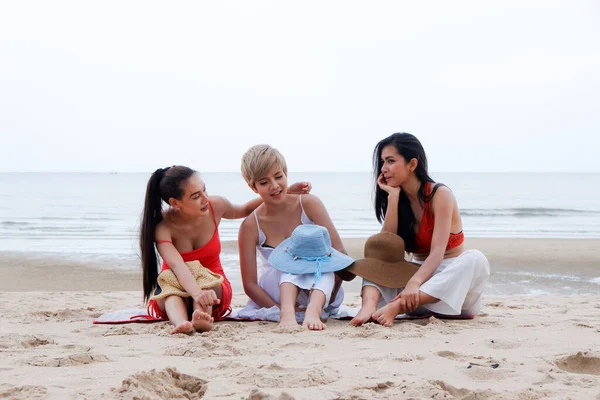 Retrato Tres Mujeres Asiáticas Chicas Grupo Amigos Divirtiéndose Juntos Playa — Foto de Stock