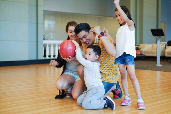 Keluarga Asia Bermain Bowling Bersama Stok Gambar