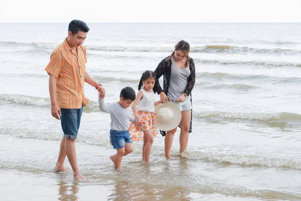 Keluarga Asia Bersenang Senang Bersama Sama Pantai Perjalanan Thailand Laut Stok Lukisan  