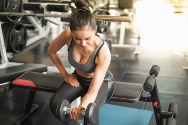 Portre Asyalı kadın spor yapıyor ya da egzersiz yapıyor spor kıyafetleri giyiyor spor ya da spor salonunda, güçlü kadın sporu ve kilo verme konsepti