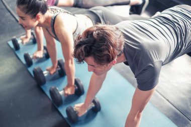 Asyalı grup arkadaşları spor yapıyor, spor yapıyor ve spor kıyafetlerini spor salonunda ya da spor salonunda giyiyorlar. Güç, spor ve kilo kaybı konsepti.