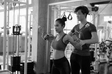 Asyalı grup arkadaşları spor yapıyor, spor yapıyor ve spor kıyafetlerini spor salonunda ya da spor salonunda giyiyorlar. Güç, spor ve kilo kaybı konsepti.