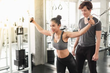 Asyalı grup arkadaşları spor yapıyor, spor yapıyor ve spor kıyafetlerini spor salonunda ya da spor salonunda giyiyorlar. Güç, spor ve kilo kaybı konsepti.