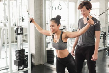 Asyalı grup arkadaşları spor yapıyor, spor yapıyor ve spor kıyafetlerini spor salonunda ya da spor salonunda giyiyorlar. Güç, spor ve kilo kaybı konsepti.