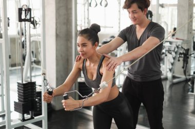 Asyalı grup arkadaşları spor yapıyor, spor yapıyor ve spor kıyafetlerini spor salonunda ya da spor salonunda giyiyorlar. Güç, spor ve kilo kaybı konsepti.