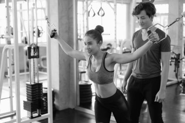 Asyalı grup arkadaşları spor yapıyor, spor yapıyor ve spor kıyafetlerini spor salonunda ya da spor salonunda giyiyorlar. Güç, spor ve kilo kaybı konsepti.