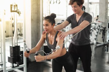 Asyalı grup arkadaşları spor yapıyor, spor yapıyor ve spor kıyafetlerini spor salonunda ya da spor salonunda giyiyorlar. Güç, spor ve kilo kaybı konsepti.