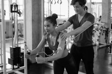 Asyalı grup arkadaşları spor yapıyor, spor yapıyor ve spor kıyafetlerini spor salonunda ya da spor salonunda giyiyorlar. Güç, spor ve kilo kaybı konsepti.