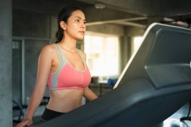 Portre Asyalı kadın spor yapıyor ya da egzersiz yapıyor spor kıyafetleri giyiyor spor ya da spor salonunda, güçlü kadın sporu ve kilo verme konsepti