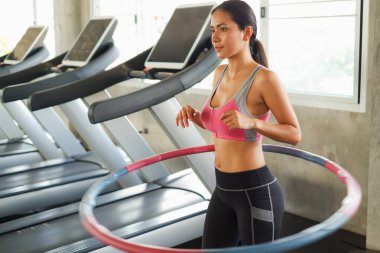 Portre Asyalı kadın spor yapıyor ya da egzersiz yapıyor spor kıyafetleri giyiyor spor ya da spor salonunda, güçlü kadın sporu ve kilo verme konsepti