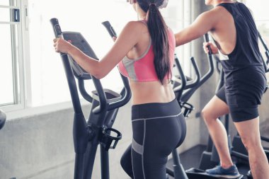 Asyalı grup arkadaşları spor yapıyor, spor yapıyor ve spor kıyafetlerini spor salonunda ya da spor salonunda giyiyorlar. Güç, spor ve kilo kaybı konsepti.