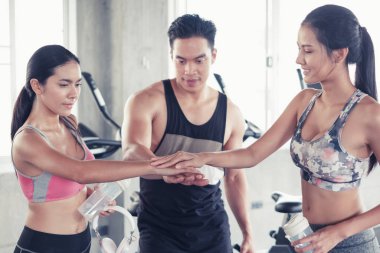 Asyalı grup arkadaşları spor yapıyor, spor yapıyor ve spor kıyafetlerini spor salonunda ya da spor salonunda giyiyorlar. Güç, spor ve kilo kaybı konsepti.