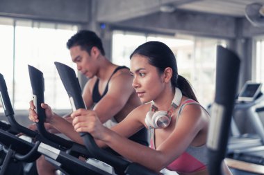 Asyalı grup arkadaşları spor yapıyor, spor yapıyor ve spor kıyafetlerini spor salonunda ya da spor salonunda giyiyorlar. Güç, spor ve kilo kaybı konsepti.