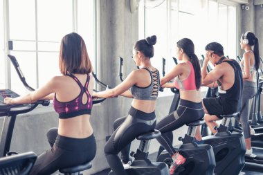 Asyalı grup arkadaşları spor yapıyor, spor yapıyor ve spor kıyafetlerini spor salonunda ya da spor salonunda giyiyorlar. Güç, spor ve kilo kaybı konsepti.