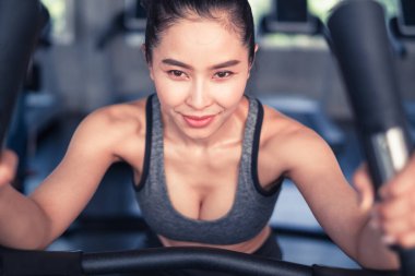 Portre Asyalı kadın spor yapıyor ya da egzersiz yapıyor spor kıyafetleri giyiyor spor ya da spor salonunda, güçlü kadın sporu ve kilo verme konsepti