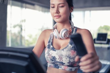 Portre Asyalı kadın spor yapıyor ya da egzersiz yapıyor spor kıyafetleri giyiyor spor ya da spor salonunda, güçlü kadın sporu ve kilo verme konsepti