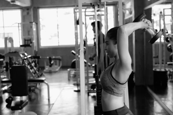 Retrato Mujer Asiática Haciendo Ejercicio Bicicleta Estática Usando Ropa Deportiva — Foto de Stock