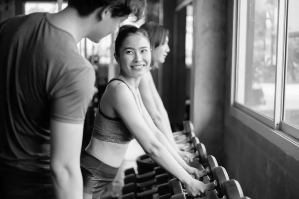 Grupo Amigos Asiáticos Ejercitarse Hacer Ejercicio Usar Ropa Deportiva Gimnasio — Foto de Stock