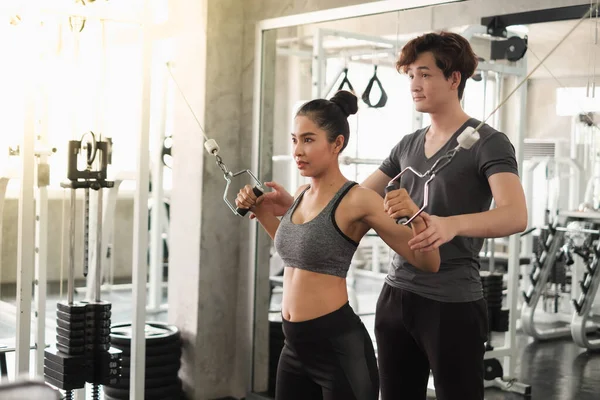 Asyalı grup arkadaşları spor yapıyor, spor yapıyor ve spor kıyafetlerini spor salonunda ya da spor salonunda giyiyorlar. Güç, spor ve kilo kaybı konsepti.