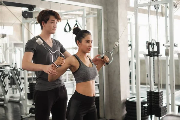 Asyalı grup arkadaşları spor yapıyor, spor yapıyor ve spor kıyafetlerini spor salonunda ya da spor salonunda giyiyorlar. Güç, spor ve kilo kaybı konsepti.