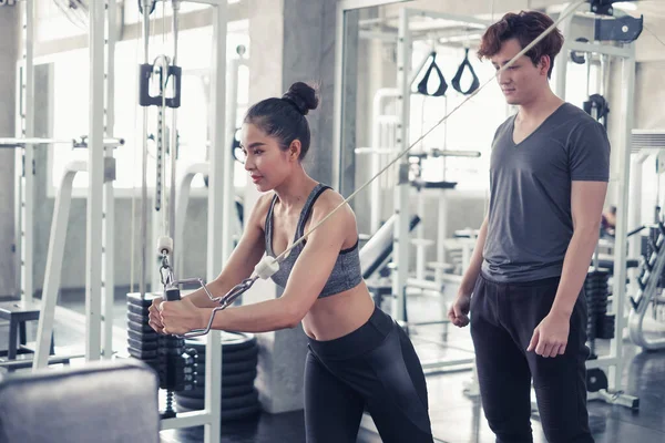 Asyalı grup arkadaşları spor yapıyor, spor yapıyor ve spor kıyafetlerini spor salonunda ya da spor salonunda giyiyorlar. Güç, spor ve kilo kaybı konsepti.