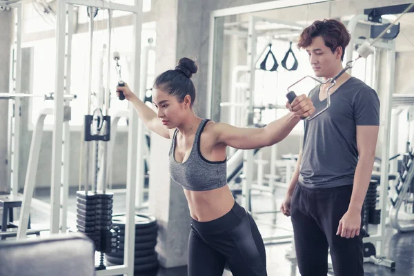 Asyalı grup arkadaşları spor yapıyor, spor yapıyor ve spor kıyafetlerini spor salonunda ya da spor salonunda giyiyorlar. Güç, spor ve kilo kaybı konsepti.