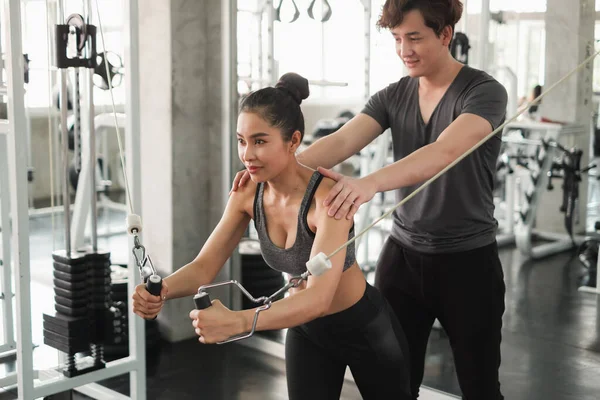 Asyalı grup arkadaşları spor yapıyor, spor yapıyor ve spor kıyafetlerini spor salonunda ya da spor salonunda giyiyorlar. Güç, spor ve kilo kaybı konsepti.