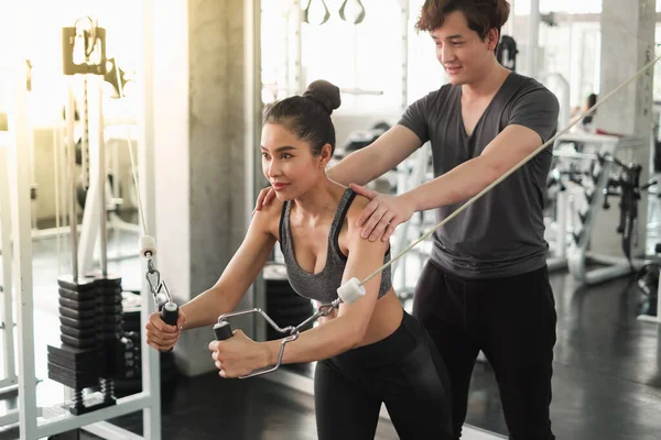 Asyalı grup arkadaşları spor yapıyor, spor yapıyor ve spor kıyafetlerini spor salonunda ya da spor salonunda giyiyorlar. Güç, spor ve kilo kaybı konsepti.