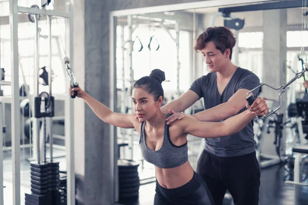 Asyalı grup arkadaşları spor yapıyor, spor yapıyor ve spor kıyafetlerini spor salonunda ya da spor salonunda giyiyorlar. Güç, spor ve kilo kaybı konsepti.