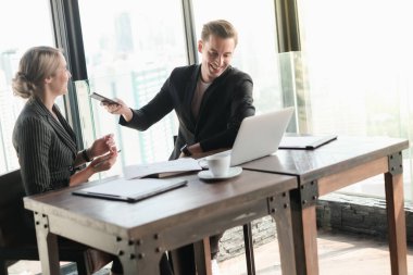 İki işadamı ve iş kadını çift, birlikte çalışmak için Sky Lounge 'da ya da ofiste buluşuyorlar.