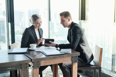 İki işadamı ve iş kadını çift, birlikte çalışmak için Sky Lounge 'da ya da ofiste buluşuyorlar.