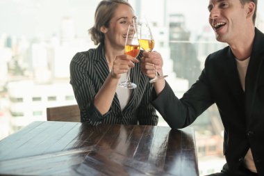 İki işadamı ve iş kadını çift, birlikte çalışmak için Sky Lounge 'da ya da ofiste buluşuyorlar.