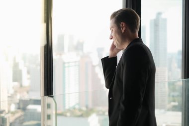 Kafkas iş adamı portresi Telefonu olan insanlar