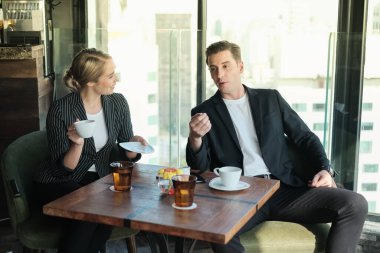 İki işadamı ve iş kadını çift, birlikte çalışmak için Sky Lounge 'da ya da ofiste buluşuyorlar.