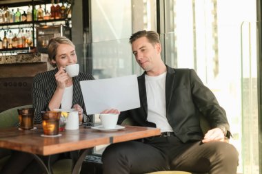 İki işadamı ve iş kadını çift, birlikte çalışmak için Sky Lounge 'da ya da ofiste buluşuyorlar.